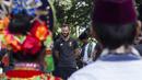 Legenda Liverpool, Patrik Berger mendapat sambutan khas budaya Betawi, Palang Pintu saat tiba di Setu Babakan, Jakarta, Jumat (9/3/2018). Kegiatan ini dalam rangkaian LFC World Tour Jakarta. (Bola.com/Asprilla Dwi Adha)