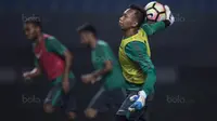 Kiper Timnas Indonesia, Awan Setho, bersiap melempar bola saat latihan di Stadion Patriot, Bekasi, Senin (2/10/2017). Latihan ini merupakan persiapan jelang laga persahabatan melawan Kamboja. (Bola.com/Vitalis Yogi Trisna)