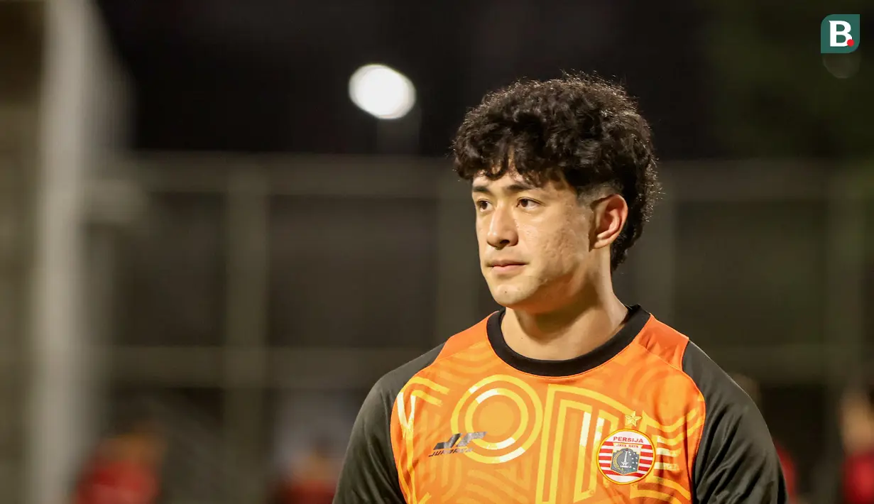 Kiper baru Persija Jakarta, Cyrus Margono saat berlatih menjelang laga lanjutan BRI Super League 2025/2026 melawan PSM Makassar di lapangan latih Jakarta International Stadium, Jakarta, Kamis (19/02/2026). (Bola.com/Nur Iman Ali)