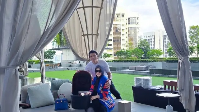 Momen Syahrini dan Reyno Barack Kompak Momong Anak saat di Singapura, Gayanya Jadi Sorotan