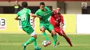 Bek Bhayangkara FC, Otavio Dutra (tengah) berebut bola dengan Cassio Fransisco de Jesus (Semen Padang) di lanjutan Liga 1 Indonesia di Stadion Patriot Candrabhaga, Bekasi, Sabtu (20/5). Bhayangkara FC unggul 1-0. (Liputan6.com/Helmi Fithriansyah)