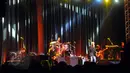 Penampilan Penyanyi legendaris Michael Bolton beserta band pengiringnya dalam konser bertajuk An Evening With Grammy Winner, di Jakarta, Selasa (2/6/2015).(Liputan6.com/Panji Diksana)