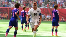 Gelandang AS, Carli Lloyd melakukan selebrasi usai mencetak gol ke gawang Jepang di final Piala Dunia wanita di BC Place, Vancouver, Kanada, Senin (6/7/2015). Amerika mengalahkan Jepang dengan skor 5-2. (Reuters/Anne Marie Sorvin)