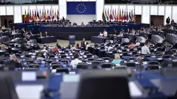 Suasana sidang Parlemen Eropa di Strasbourg, Perancis,  (7/7/2015). Kepala Komisi Eropa Jean-Claude Juncker mengatakan, ia menentang Yunani keluar dari Uni Eropa, meskipun banyak yang menolak istilah bailout dalam referendum. (AFP PHOTO/PATRICK Hertzog)