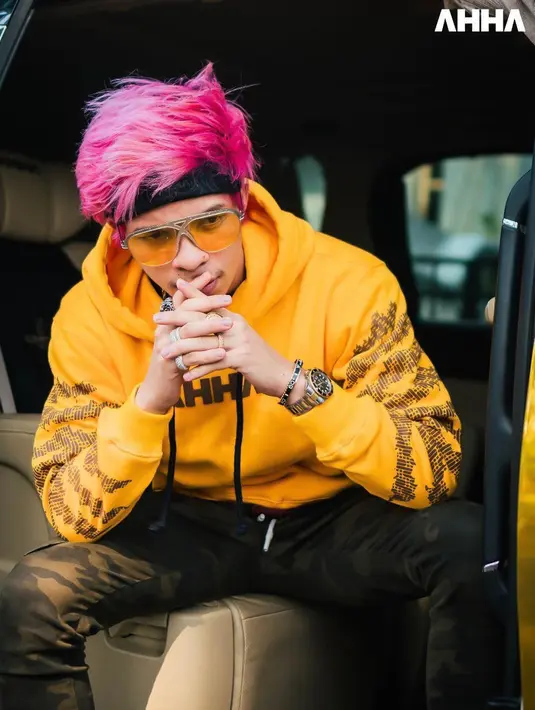 Kian bersinar sebagai YouTuber, Atta mulai berani dengan menggunakan warna-warna terang di rambutnya seperti warna pink neon ini. Dipadukan dengan jaket kuning cerah, penampilannya tetap modis. (Liputan6.com/IG/@attahalilintar)
