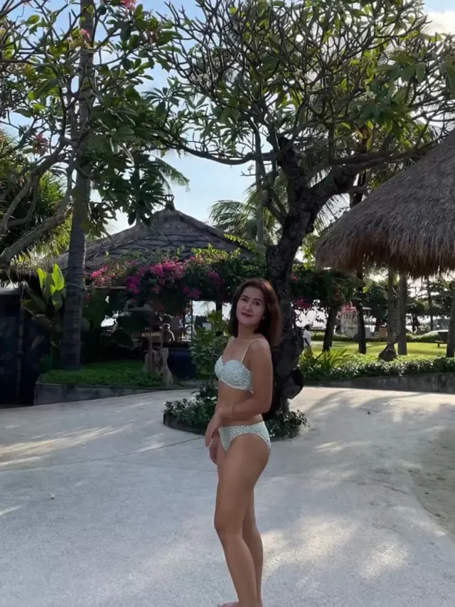 8 Potret Gaya Widi Mulia Liburan di Bali, Pamer Baby Bump dalam Balutan Bikini