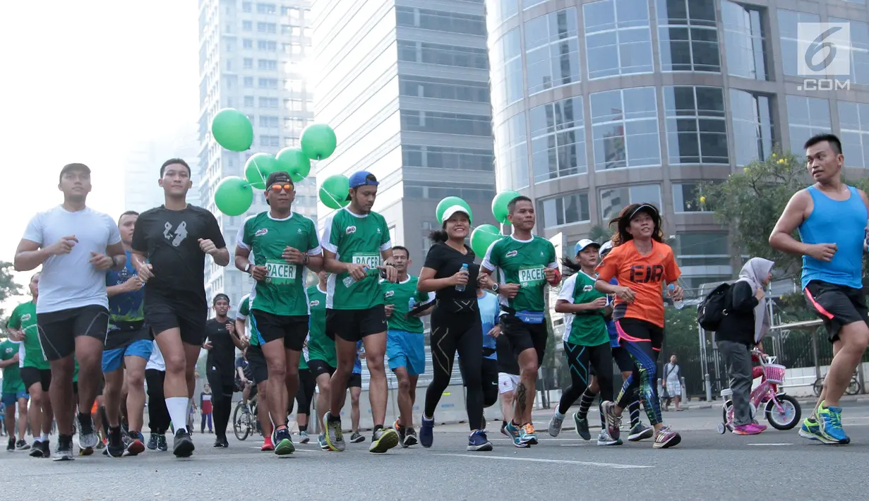 Para peserta mengikuti latihan lari bersama sebagai bentuk persiapan menjelang MILO Jakarta Interanational 10K di Jakarta, Minggu (13/5) (Liputan6.com/Pool/Rizky)
