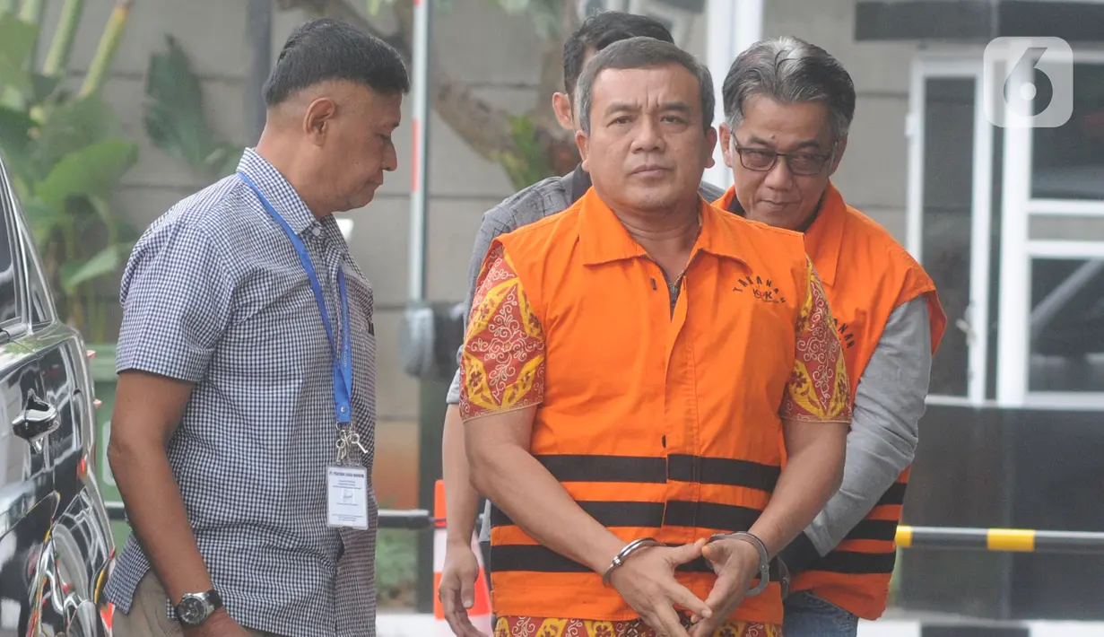 Kepala Dinas PUPR Kabupaten Indramayu, Omarsyah dan Kepala Bidang Jalan Dinas PUPR Kabupaten Indramayu, Wempy Triyono tiba di Gedung KPK, Jakarta, Selasa (26/11/2019). Omarsyah dan Wempy diperiksa terkait dugaan suap pengaturan proyek ke Bupati Indramayu, Supendi. (merdeka.com/Dwi Narwoko)