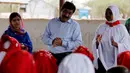 Ayah Malala Yousafzai, Ziauddin Yousafzai berbicara dengan para siswi saat melakukan kunjungan di sekolah menengah Nasib saat kinjungannya di kamp pengungsian Dadaab, dekat perbatasan antara Kenya-Somalia, (12/7). (REUTERS/Thomas Mukoya)