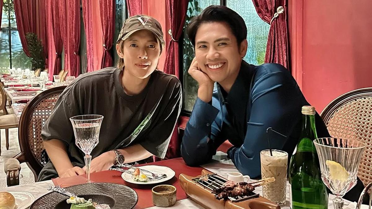 6 Potret Ricky Cuaca Bertemu Kim Hyun Joong di Jakarta, Akrab Bak Sahabat Lama