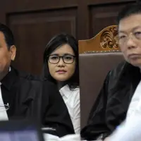 Dalam persidangan hari ini Jessica Wongso tampil sedikit berbeda dari biasanya, ia terlihat cantik menggunakan kacamata. (Liputan6.com/Helmi Afandi)