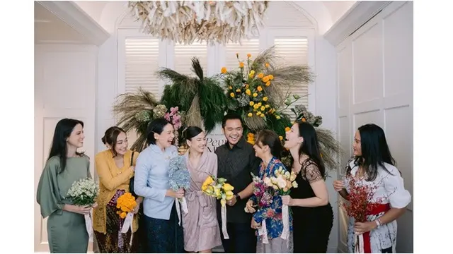 6 Potret Pertunangan Pevita Pearce yang Baru Diunggah, Penuh Haru Bahagia