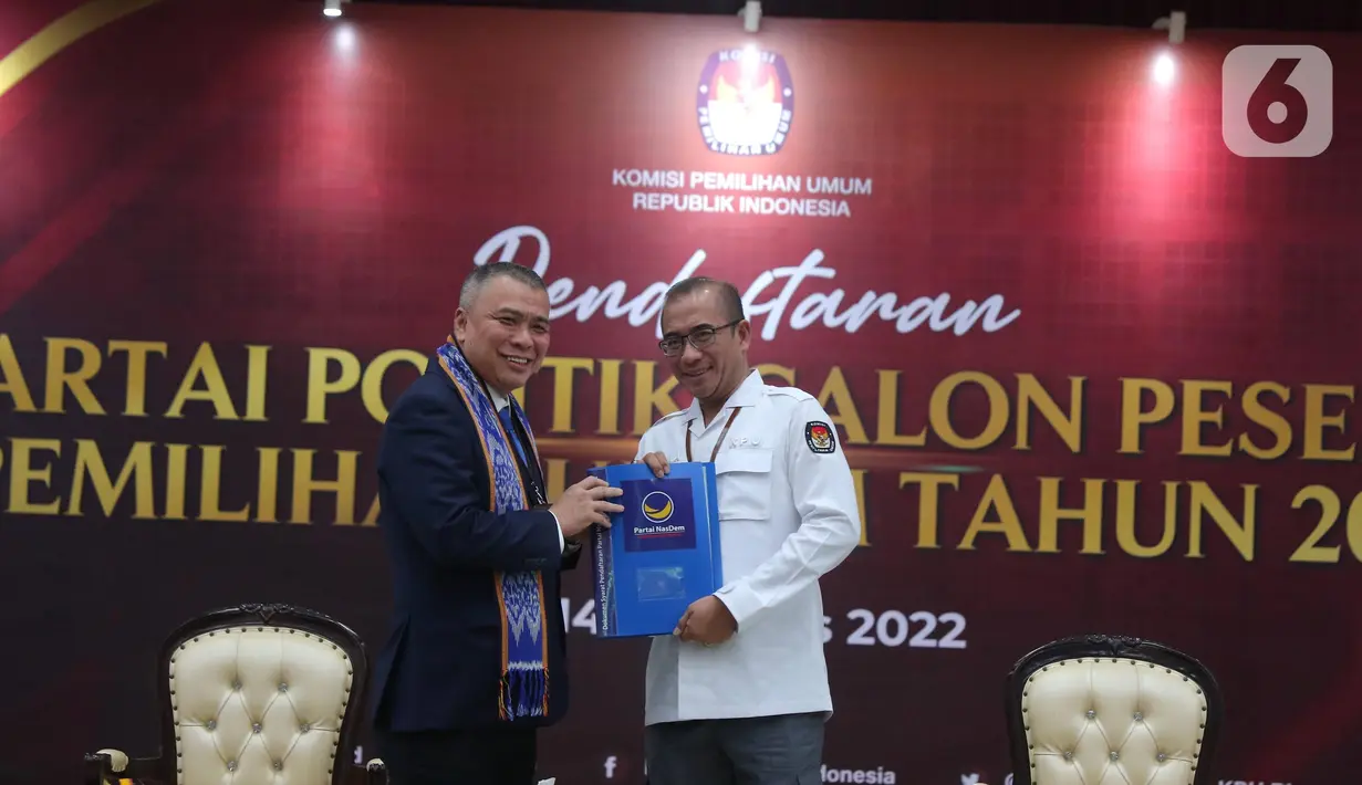 Ketua KPU RI Hasyim Asy'ari menerima berkas dari Waketum DPP Partai Nasdem H Ahmad Ali di Gedung Komisi Pemilihan Umum (KPU) RI, Jakarta, Senin (1/8/2022). Pendaftaran calon partai politik (parpol) peserta Pemilu dimulai tanggal 1 hingga 14 Agustus 2022. Pada hari pertama partai yang mendaftar yakni PDIP, PKS, PKP, Partai Reformasi, Partai Nasdem, Partai Prima, Perindo, dan PBB. (Liputan6.com/Angga Yuniar)