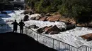 Gambar-gambar dari drone menunjukkan awan busa mengambang di Sungai Tiete di kota Salto, sungai terbesar di Sao Paulo dengan panjang lebih dari seribu kilometer dan melintasi negara bagian itu dari timur ke barat. (NELSON ALMEIDA / AFP)