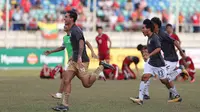 Para pemain Thailand U-19 merayakan kemenangan atas Timnas indonesia U-19 pada laga Piala AFF U-18 di Stadion Thuwunna, Yangon, Jumat (15/9/2017). Indonesia kalah adu penalti dari Thailand. (Bola.com/Yoppy Renato)