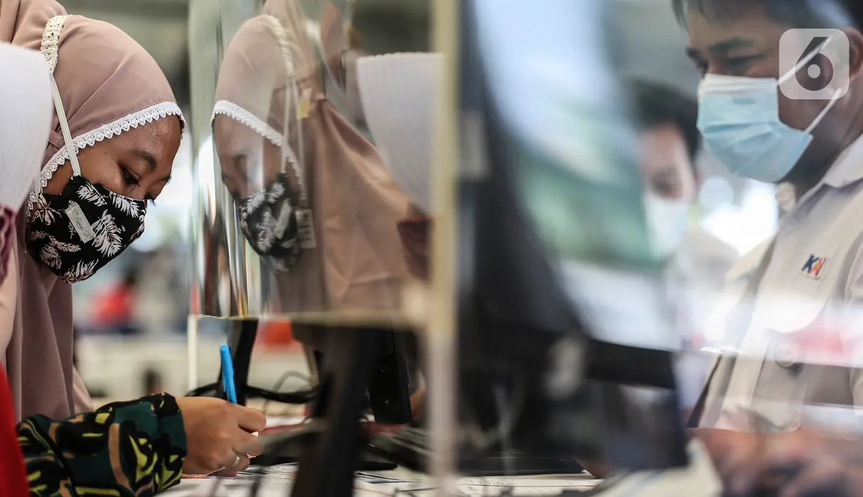 Calon penumpang kereta mengisi data untuk menerima vaksin COVID-19 di Stasiun Pasar Senen, Jakarta, Minggu (4/7/2021). PT Kereta Api Indonesia Daop 1 Jakarta membuka layanan vaksinasi Covid-19 bagi penumpangnya di Stasiun Gambir dan Pasar Senen mulai Sabtu, 3 Juli 2021. (Liputan6.com/Johan Tallo)
