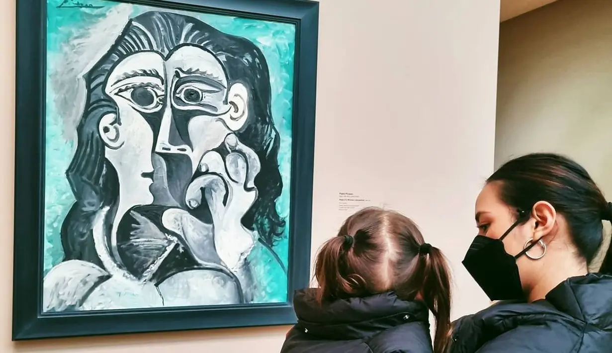 Dengan rambut berkuncir dua, sosok Zalina buat para netizen gemas meski wajahnya tak terlihat. (Instagram @hamishdw)