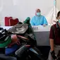 Paramedis menyuntikkan vaksin COVID-19 kepada warga saat vaksinasi secara drive-thru di ICE BSD, Tangerang, Banten, Sabtu (13/3/2021). Sebanyak 5.000 masyarakat umum, lanjut usia (lansia), dan pengemudi ojek online (ojol) divaksin COVID-19 pada hari ini dan besok. (merdeka.com/Arie Basuki)