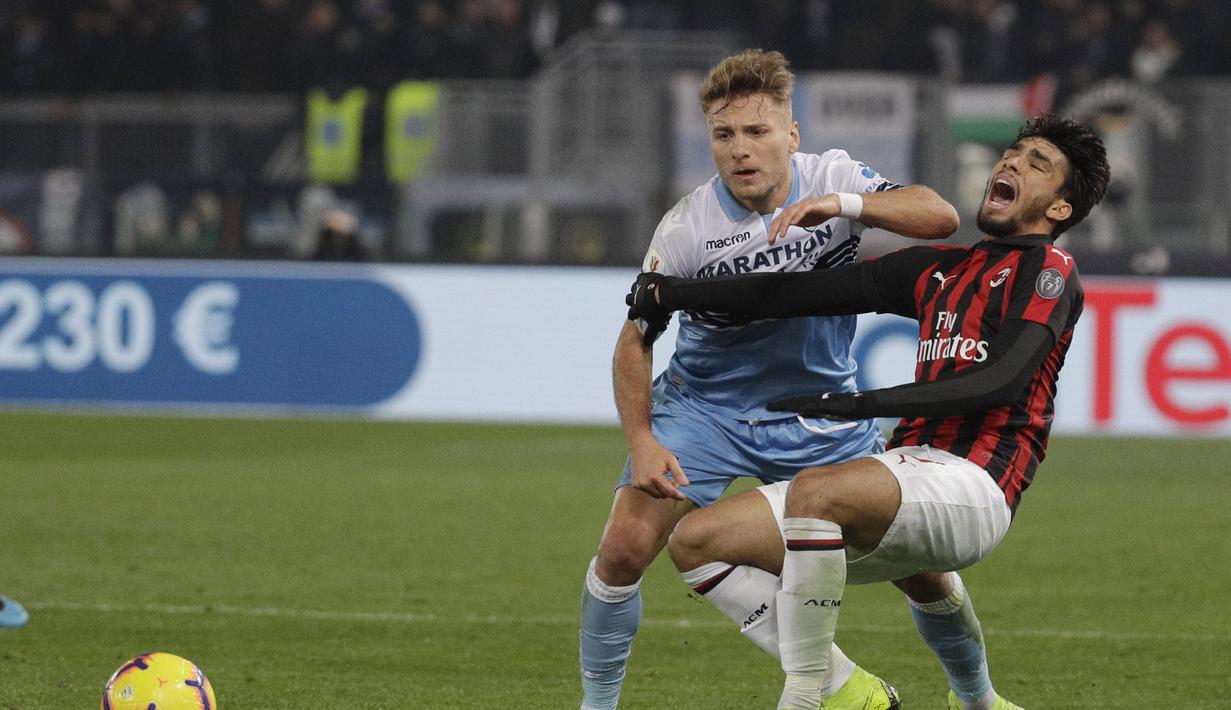 Penyerang SS LAzio, Ciro Immobile hentikan pergerakan Lucas Paqueta pada laga semifinal Coppa Italia yang berlangsung di stadion Olimpico, Roma, Rabu (27/2). AC Milan bermain imbang 0-0 kontra SS Lazio. (AP Newsroom)