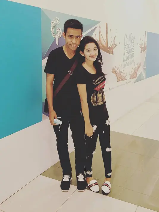 Akan tetapi kesuksesan itu tak membuat Fildan lupa diri. Ia berama sang istri, Samiati tetap tampil sederhana walaupun punya banyak uang. (Foto: instagram.com/da4_fildan)