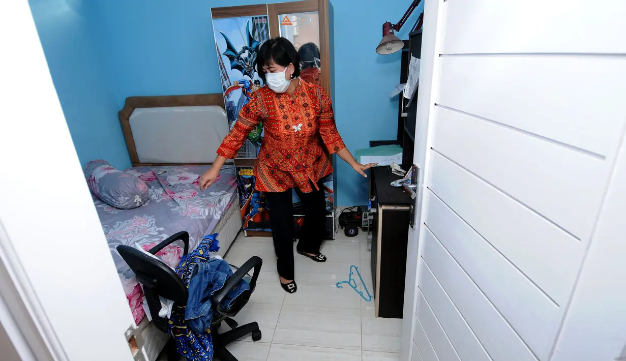 Petugas Dir Tipikor Bareskrim Mabes Polri memeriksa salah satu kamar di rumah Yayat A Sudrajat tersangka kasus dugaan korupsi proyek pembangunan Stadion Gedebage di Perumahan Sarie Bunga Bakung D25, Bandung, (22/5/2015). (Liputan6.com/Helmi Fithriansyah)