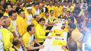 Ketum Golkar Airlangga Hartarto menyerahkan berkas pendaftaran bakal calon ketua umum Golkar di DPP Partai Golkar, Jakarta, Senin (2/12/2019). Partai Golkar akan melaksanakan Munas pada 3 Desember 2019 dengan salah satu agendanya pemilihan ketua umum periode 2019-2024. (Liputan6.com/Johan Tallo)