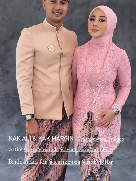 Margin tampil dengan kebaya brokat pink model silver blazer dengan inner. Dipadukan kerudung pink polos dan bawahan kain batik. Ali Syakieb juga mengenakan beskap coklat. [@mustika_sz]