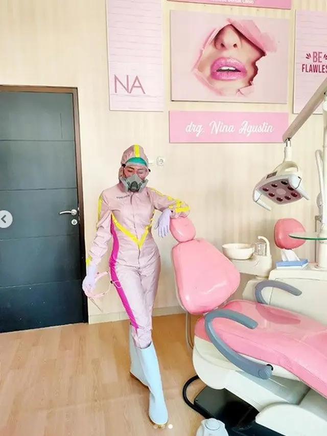 Dokter gigi kenakan APD unik