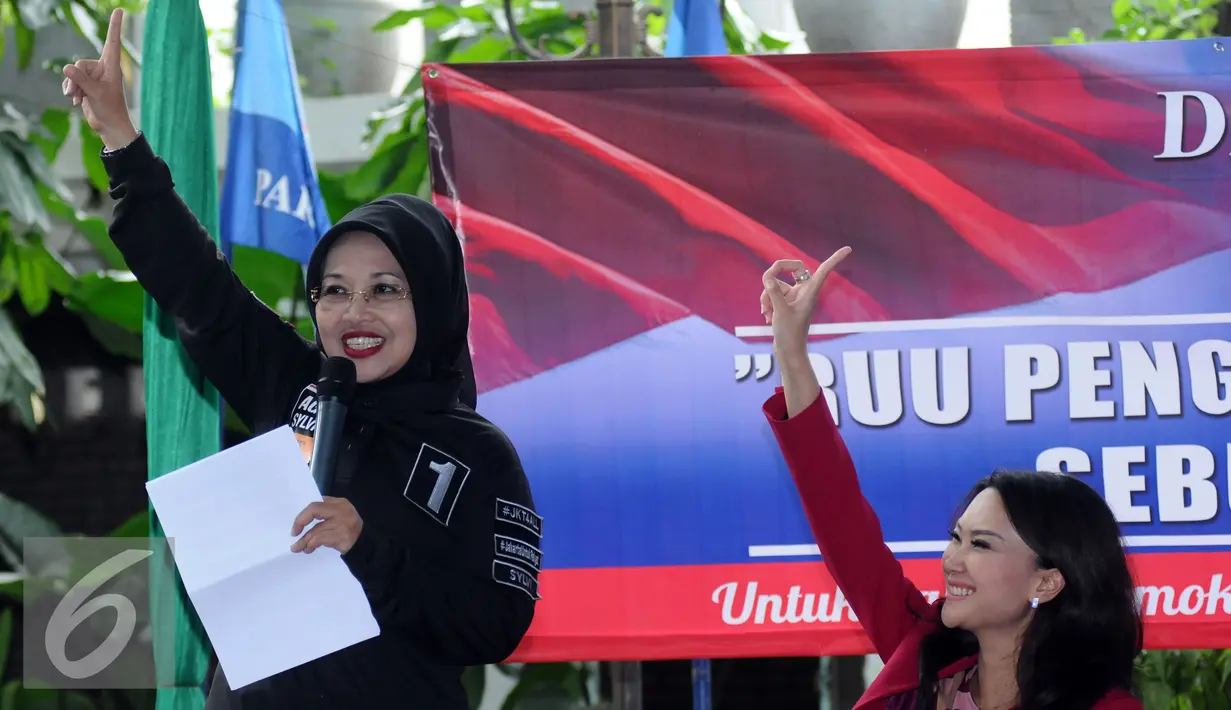 Cawagub DKI Jakarta, Sylviana Murni (kiri) saat diskusi RUU Penghapusan Kekerasan Seksual di Jakarta, Kamis (24/11). Menurut Sylviana ada banyak hambatan dan tantangan bagi korban untuk mendapatkan haknya. (Liputan6.com/Helmi Fithriansyah)