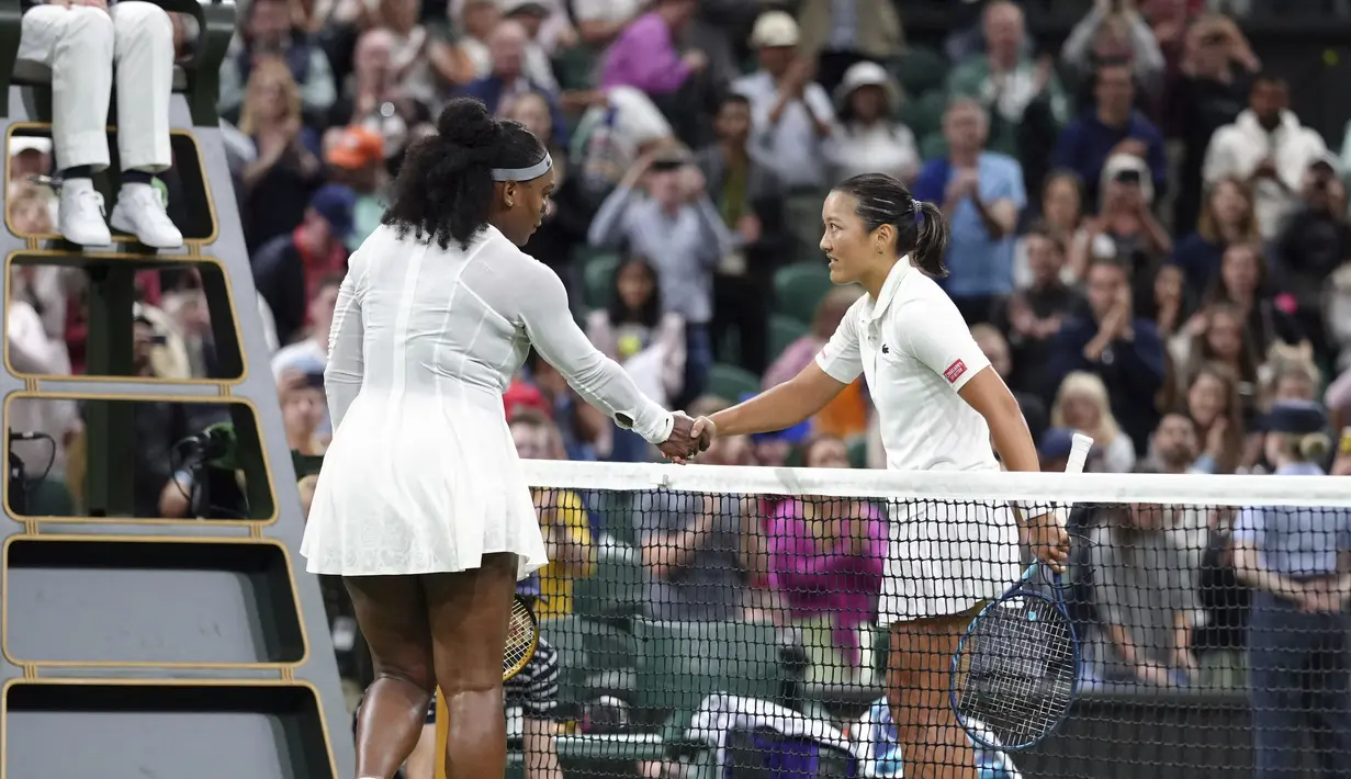 Petenis AS Serena Williams bersalaman dengan Harmony Tan dari Prancis dalam pertandingan tunggal putri babak pertama kejuaraan tenis Wimbledon di London, Selasa (28/6/2022). Ini adalah kali pertama Serena Wlliams bertanding di turnamen singles sejak ia cedera pada laga ronde pertama Wimbledon 2021. (AP Photo/Alberto Pezzali)