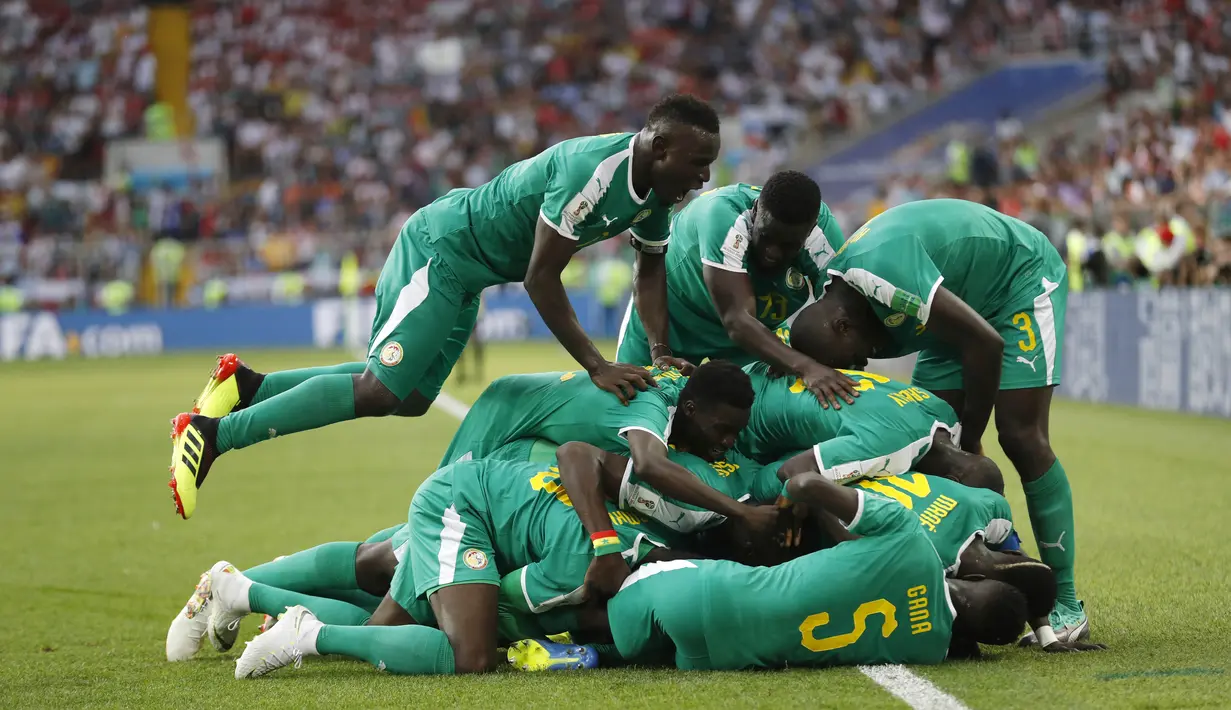 Para pemain Senegal merayakan gol yang dicetak oleh Mbaye Niang ke gawang Polandia pada laga Piala Dunia di Stadion Spartak, Selasa (19/6/2018). Senegal menang 2-1 atas Polandia. (AP/Eduardo Verdugo)