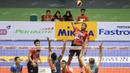 Pevoli Jakarta Pertamina Energi, Yosvany Hernandez, melakukan smash saat melawan Jakarta BNI Taplus. Skor kedua tim pada laga ini 25-22, 25-21, 25-22 untuk BNI Taplus. (Bola.com/Vitalis Yogi Trisna)
