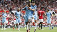 Penyerang Manchester City, Kelechi Iheanacho melakukan selebrasi bersama Nolito usai merobek jala Manchester United, pada laga lanjutan Premier League 2016-2017, di Stadion Old Trafford, Sabtu (10/9/2016). Manchester City unggul 2-1.  (Reuters/Carl Recine