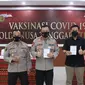 Kapolda NTT menerima kartu vaksin usai mengikuti vaksinasi di Mapolda NTT. (Foto Istimewa)