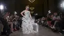 Madeline Stuart, model Australia dengan down syndrome saat memamerkan koleksi Hendrik Vermeulen untuk Musim Panas dan Semi 2016 di acara peragaan busana New York Fashion Week, Minggu (13/9/2015). (REUTERS/Andrew Kelly)