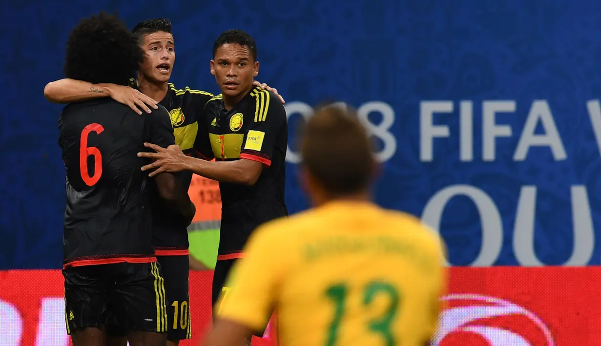 James Rodriguez, Carlos Sanchez dan Carlos Bacca berselebrasi usai Marquinhos melakukan gol bunuh diri di kualifikasi Piala Dunia 2018 zona CONMEBOL di Arena da Amazonia, Manaus, (7/9). Brasil 2-1 atas Kolombia. (AFP PHOTO/Vanderlei Almeida)