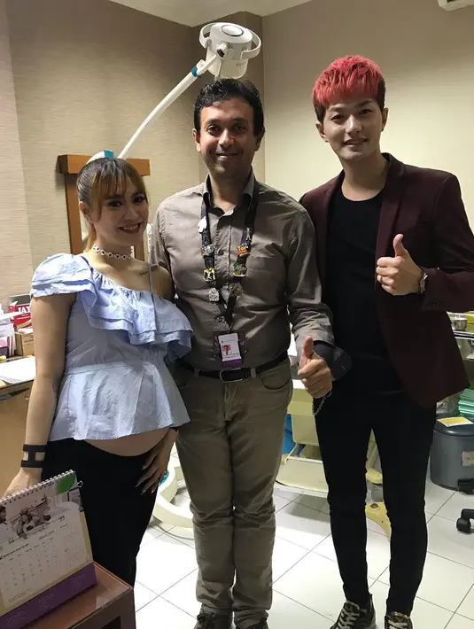 Dalam unggahan terakhirnya 30 April, Lee Jeong Hoon dan Moa Aeim sedang berada di rumah sakit Brawijaya. "Doain teman teman sebentar Lagi akan tiba saat nya saya bertemu my little lee Jr," tulis Lee. (Instagram/leejeonghoon)