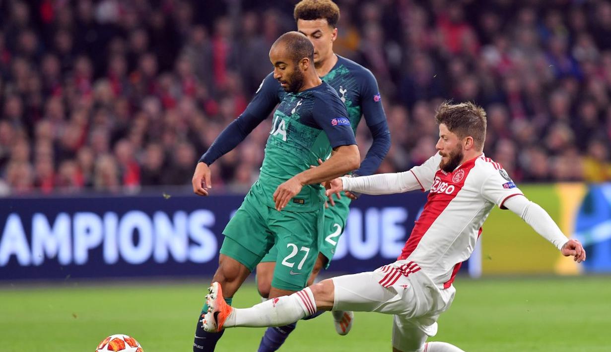 Aksi Lucas Moura dihadang Lasse Schone pada leg kedua semifinal Liga Champions yang berlangsung di Stadion Amsterdam Arena, Amsterdam, Kamis (9/5). Spurs menang 3-2 atas Ajax. (AFP/Emmanuel Dunand)