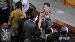 Sejumlah Anggota DPR memberikan selamat kepada Kapolri terpilih  Komjen (Pol) Tito Karnavian usai mengikuti sidang paripurna dengan agenda pengesahan dirinya sebagai calon Kapolri di Kompleks Parlemen, Jakarta, Senin (27/6). (Liputan6.com/Johan Tallo)