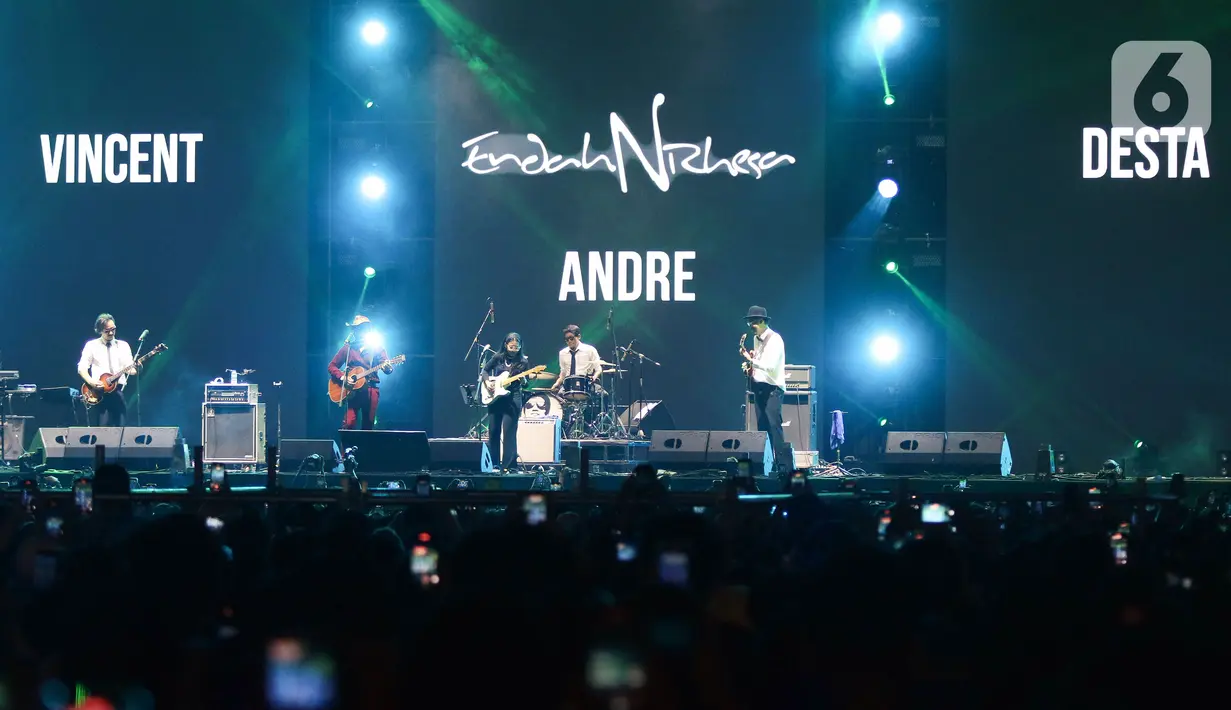 Endah N Rhesa tampil bersama Vincent - Desta dan Andre Taulany saat tampil memeriahkan acara Pestapora di Gambir Expo, Kemayoran, Jakarta, Minggu (25/9/2022). Kolaborasi Vincent-Desta bersama Endah N Resha membawakan lagu-lagu Koes Plus seperti 'Bis Sekolah', 'Kolam Susu', 'Kembali ke Jakarta', dan 'Bujangan'. (Liputan6.com/Herman Zakharia)