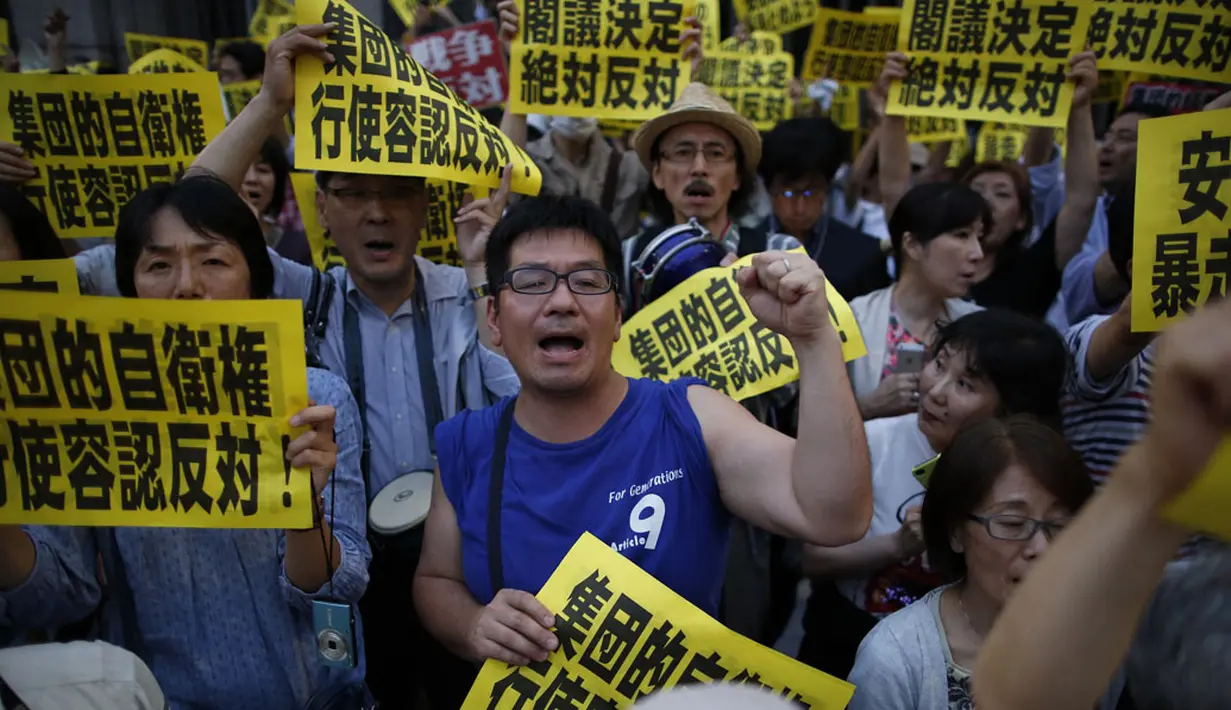 Dalam aksinya, para demonstran membawa beragam tulisan yang menentang rencana kebijakan PM Shinzo Abe yang ingin memperluas peran militer Jepang, (30/6/2014). (REUTERS/Issei Kato)