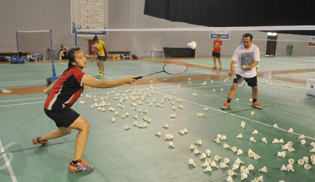 Suasana pelatihan di Gedung Pelatnas PBSI, Cipayung, Jakarta, Jumat (29/5/2015). Mereka berlatih untuk menyiapkan diri menghadapi turnamen Indonesia Open Super Series Premier 2015. (Liputan6.com/Herman Zakharia)
