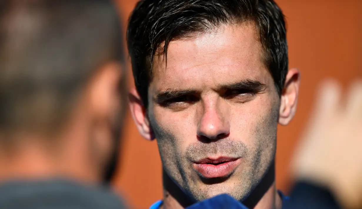 Fernando Gago berbicara kepada pers saat sesi latihan di markas Federasi Sepak Bola Spanyol (RFEF) di Las Rozas, Madrid pada 6 Desember 2018. Mantan pemain Real Madrid dan Boca Juniors, Fernando Gago, mengakhiri karier bermainnya setelah mengalami serangkaian cedera yang serius. (GABRIEL BOUYS/AFP)
