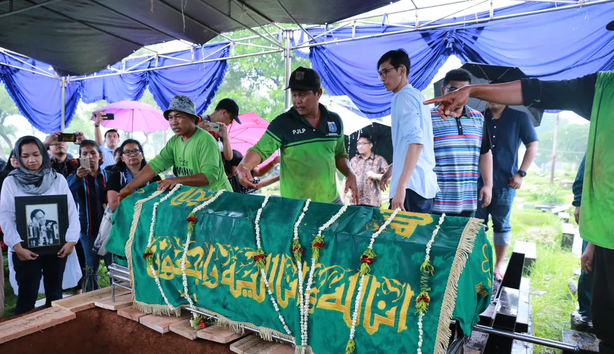 Hujan yang tak kunjung reda tak menyurutkan para pelayat yang turut mengantarkan aktor lintas jaman ini di TPU Tanah Kusir. Tenda warna biru membentang di lokasi tempat pemakaman Deddyy. (Adrian Putra/Bintang.com)