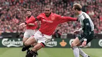 2. Eric Cantona, dirinya merupakan salah satu icon kebangkitan MU era 90an. Pesepak bola bengal berkebangsaan Prancis ini menjadi salah satu pemain kesayangan fans Setan Merah. (AFP/Gerry Penny)