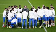 Pelatih Real Madrid asal Spanyol, Alvaro Arbeloa (tengah) bersama para pemain berkumpul dalam lingkaran selama sesi latihan jelang matchweek kedelapan Liga Champions 2025-2026 melawan SL Benfica di stadion Luz, Lisbon pada Selasa 27 Januari 2026. Kamis (29/1/2026) dini hari WIB nanti, Real Madrid akan bertanding di Estadio Da Luz. (FILIPE AMORIM/AFP)