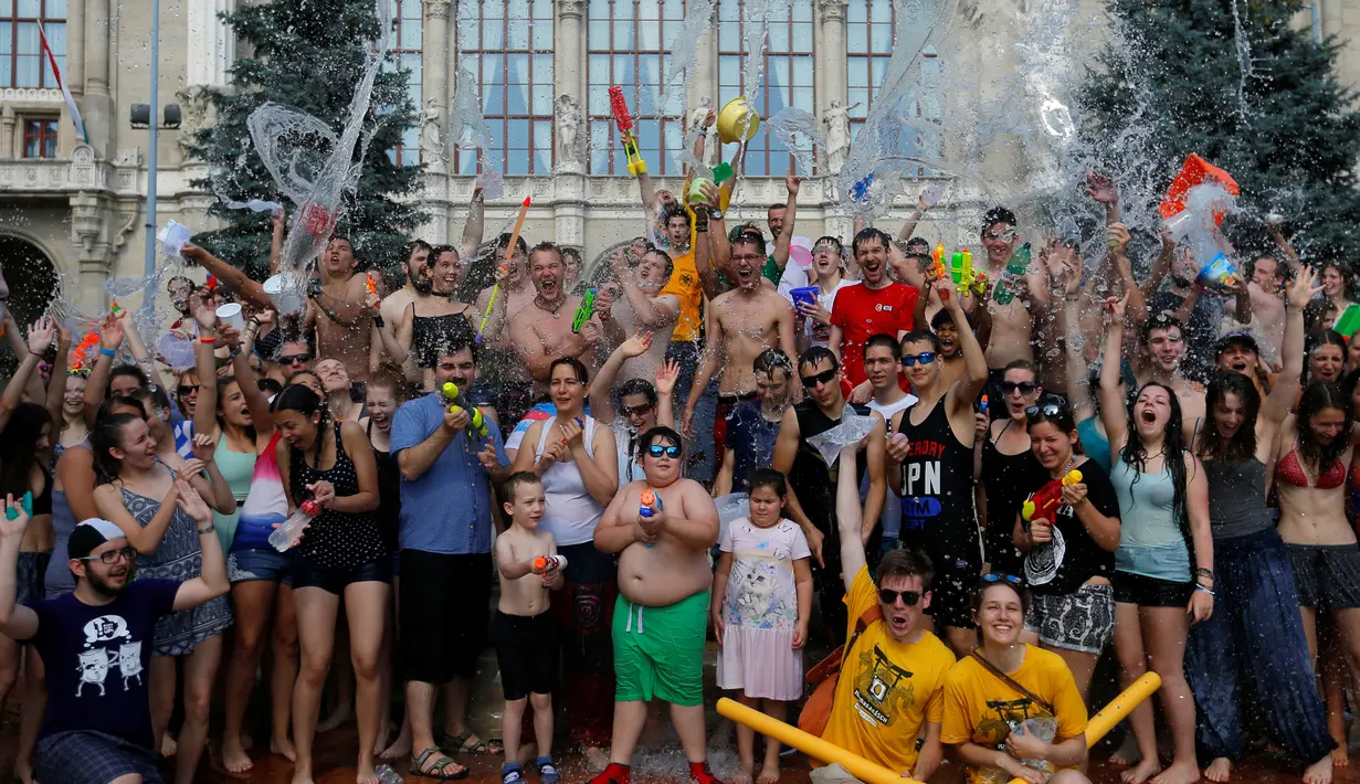 Para peserta berpose usai acara perang air di Budapest, Hungaria (25/6). (REUTERS/Laszlo Balogh)