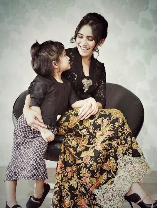Ayu Ting Ting tampak menawan saat mengenakan kebaya warna hitam. Wanita kelahiran 20 Juni 1992 ini terlihat kompak saat berpose bareng Bilqis. (Foto: instagram.com/ayutingting92)
