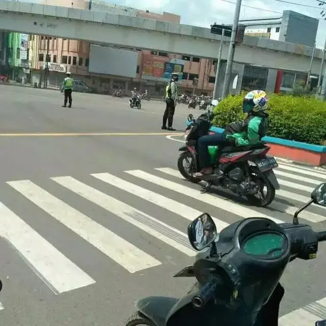 6 Kejadian Lucu di Lampu Merah Ini Tak Terduga, Jadi Perhatian Pengendara Lain