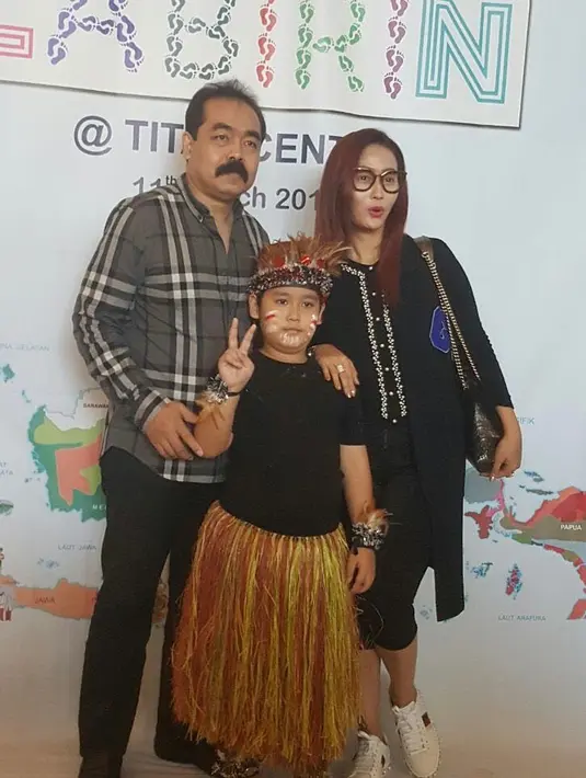 Sama halnya dengan sang istri, Adam Suseno pun juga senang hati hadir di acara pentas seni di sekolah Ivan. Pasangan ini ternyata kompak untuk selalu ada untuk anak laki-laki mereka. (Instagram/ivanderdamares)